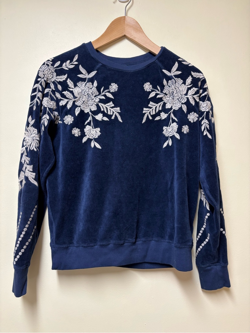 Johnny Was Leona Velour Raglan Sweatshirt Top Blue White Floral Embroidery XS